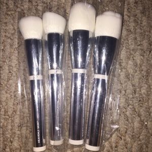 It cosmetics face brushes